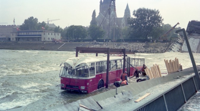 Adventkalender, 9. Türchen: Der Bus, der den Einsturz der Reichsbrücke überlebte