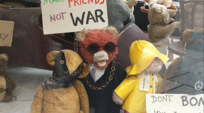 Adventkalender, 12. Türchen: Ein Schaufenster als Teddybärenmuseum